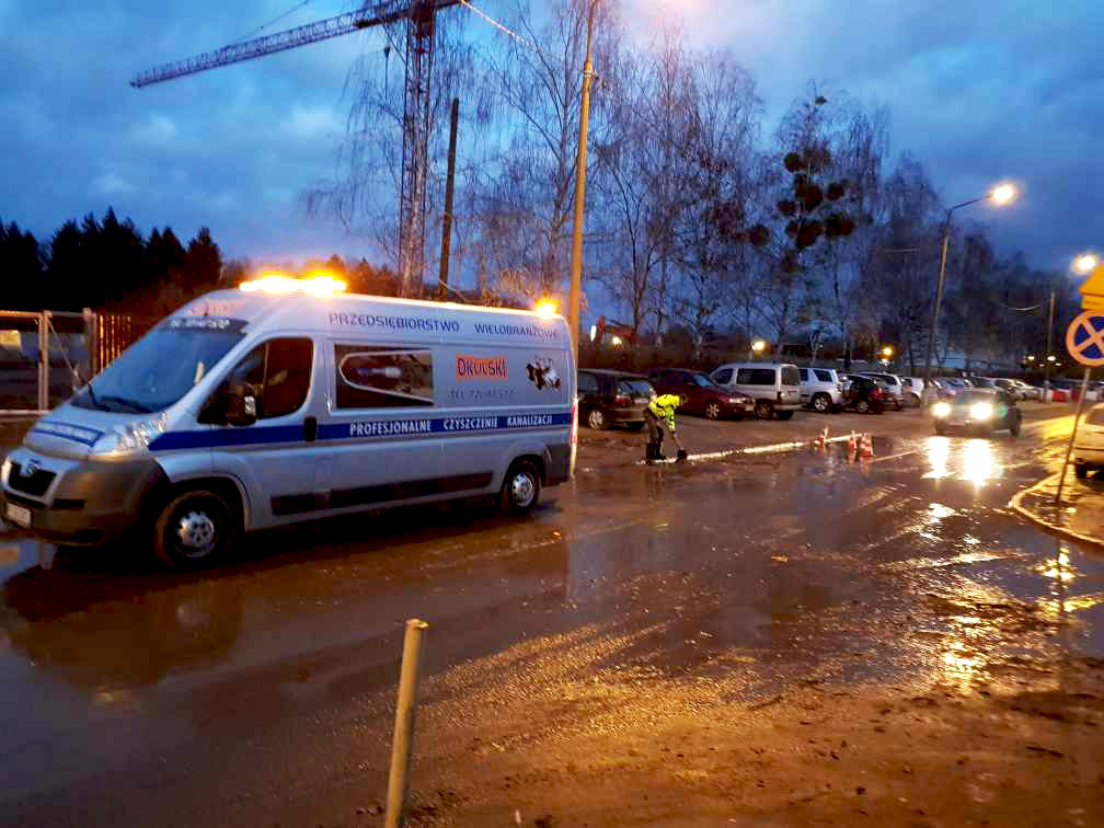 Samochód serwisowy do udrażniania kanalizacji metodą WUKO Okulski. Czyszczenie kanalizacji miejskiej w Poznaniu.