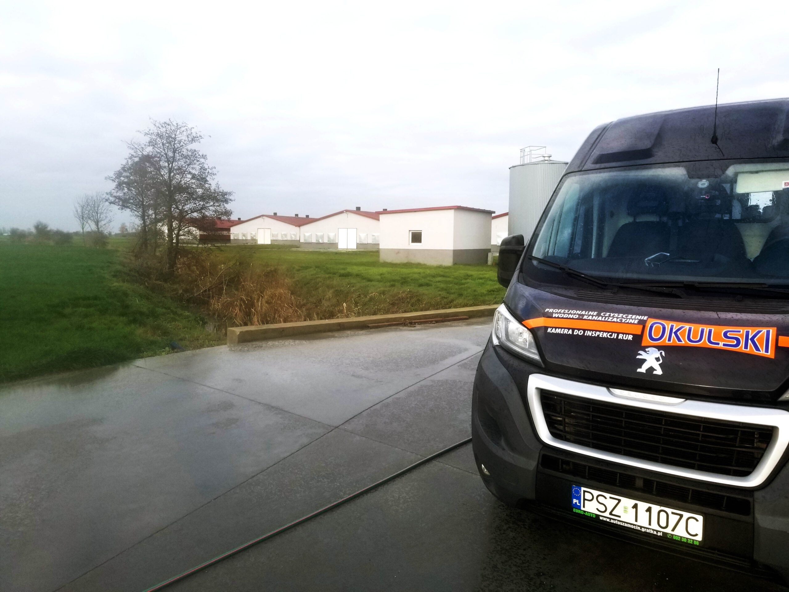 Samochód WUKO Okulski podczas udrażniania kanalizacji systemem WUKO na terenie wielkopolski, okolice Dusznik, powiat szamotulski. 