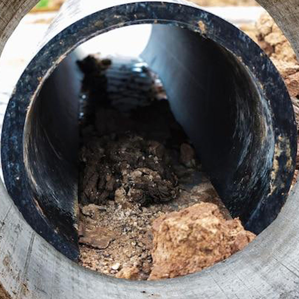 Szlam, błoto i zanieczyszczenia w rurach kanalizacyjnych przed czyszczeniem metodą WUKO