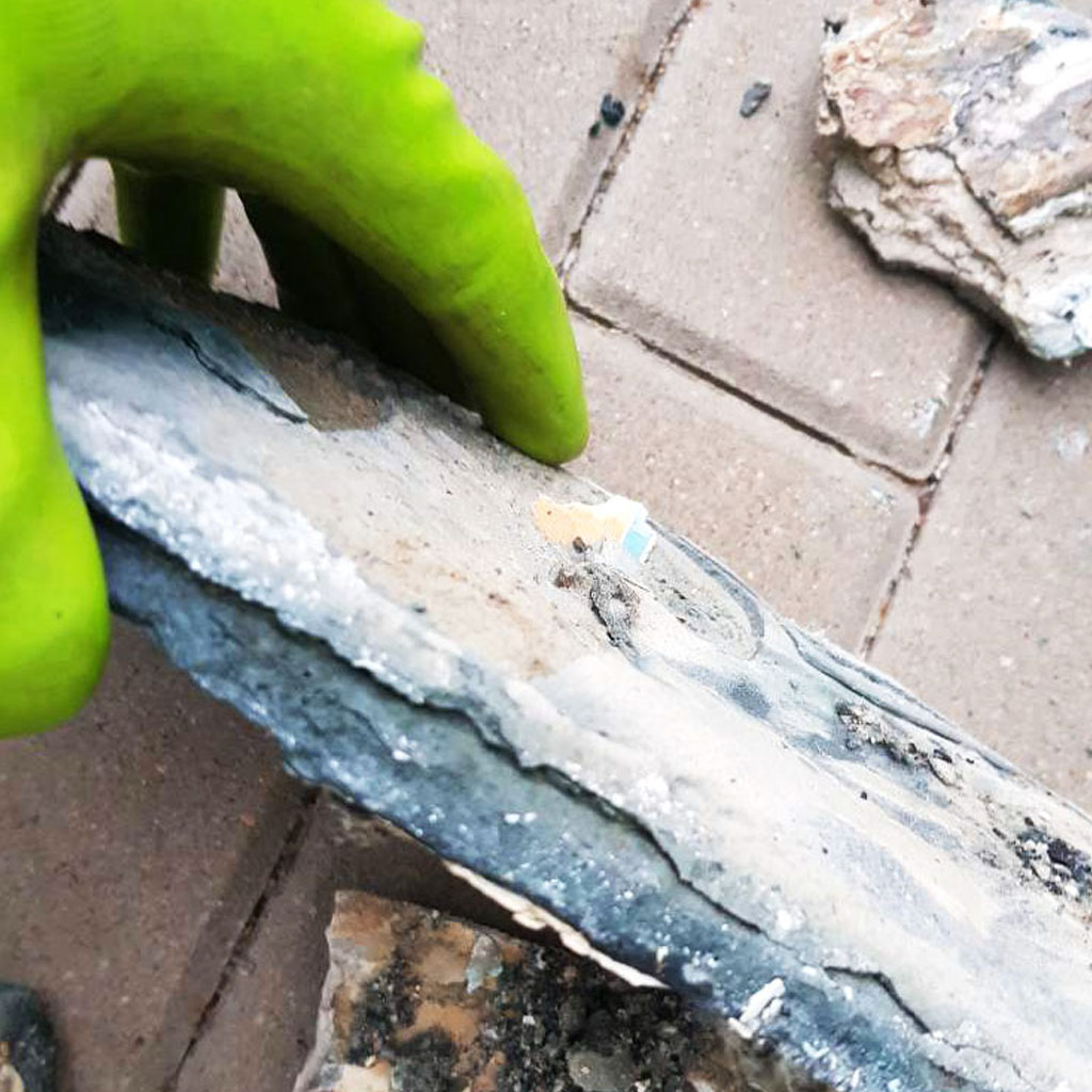 Fragment gruzu wyciągniety z rury kanalizacyjnej podczas czyszczenia metodą WUKO