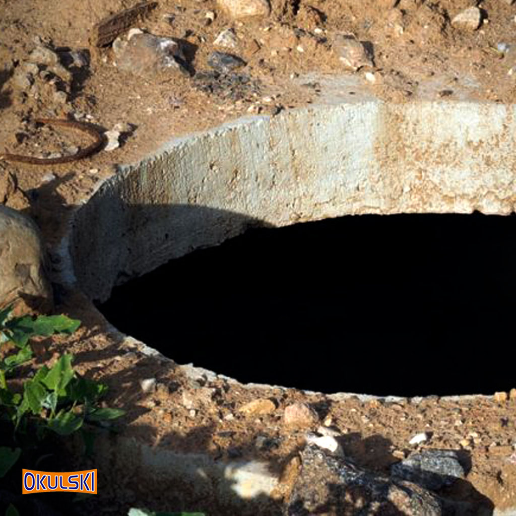 Widok otwartej studzienki kanalizacyjnej do czyszczenia metodą WUKO Okulski. Planowane zwiększenie przepływu rury i jej udrożnienie.