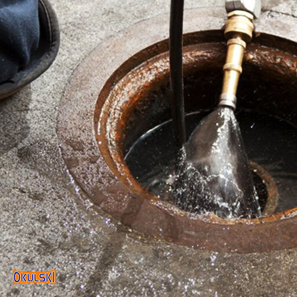 System kanalizacyjny w trakcie czyszczenia metodą WUKO Okulski. Dysza systemu WUKO pod ciśnieniem udrażnia rurę.