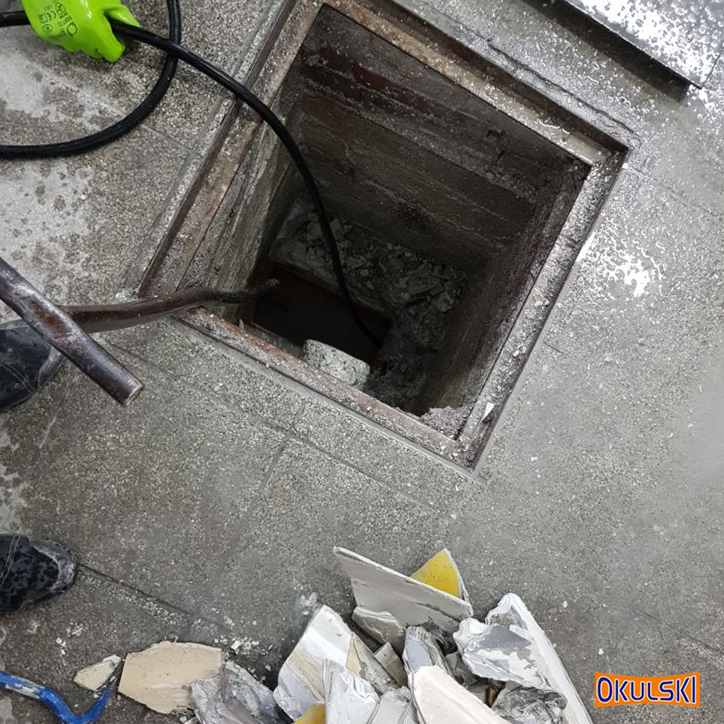 WUKO Okulski w trakcie prac udrażniających rury kanalizacyjne, Gniezno, wielkopolska