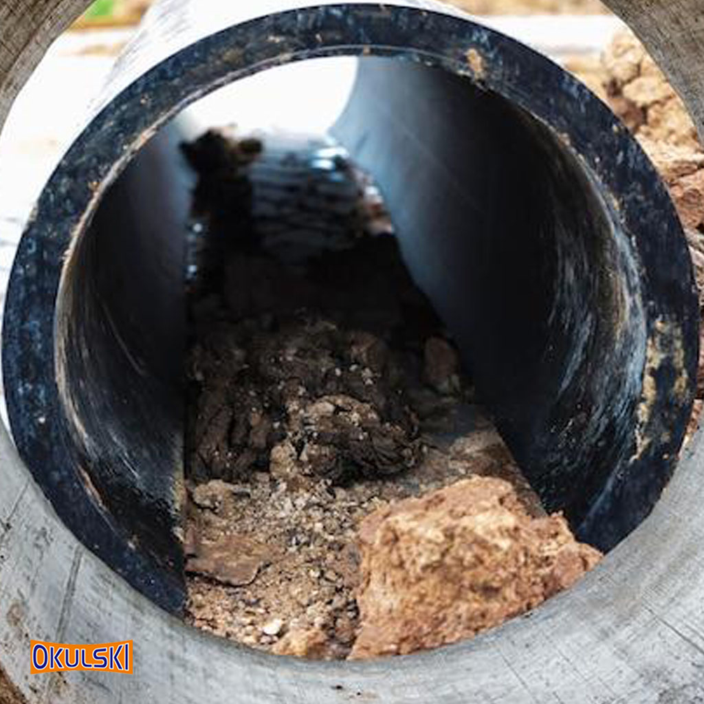 Rura odpływowa wymagająca czyszczenia systemem WUKO. Metoda WUKO Okulski może usunąć zatory z błota.