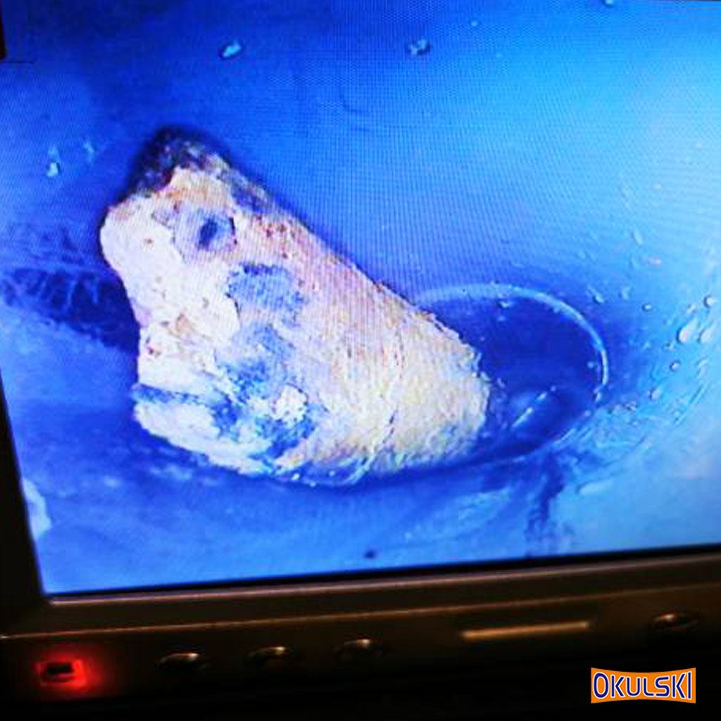 Widok podglądu zatkanej rury kanalizacyjnej do czyszczenia metodą WUKO Okulski. Widok z kamery inspekcyjnej u klienta w Lesznie, Wielkopolska