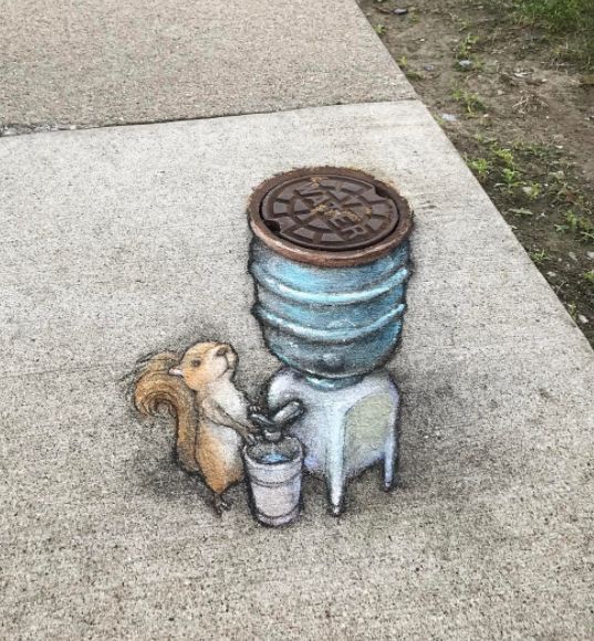 Rysunek Davida Zinna, studzienka kanalizacyjna jako street art. Przez take studzienki wykonujemy na prace WUKO polegające na czyszczeniu kanalizacji