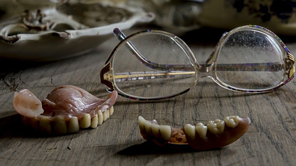 Przedmioty, których nie należy wrzucać do odpływu rur kanalizacyjnych. Zdarza nam się wyciągać takie podczas udrażniania rur