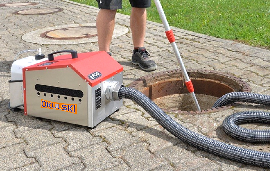 Zadymiarka do rur kanalizacyjnych pomaga wykryć nieszczelności instalacji wodno-kanalizacyjnej, element metody WUKO, fog smoker