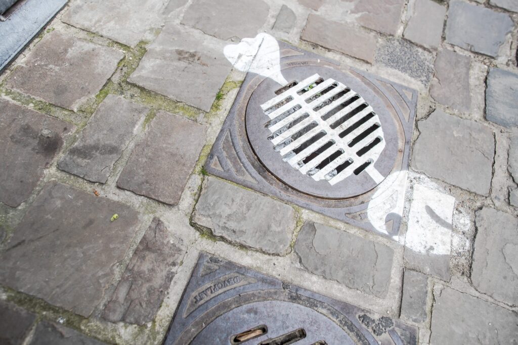 Studzienka kanalizacyjna poprawiona przez OakOak., Wuko Okulski